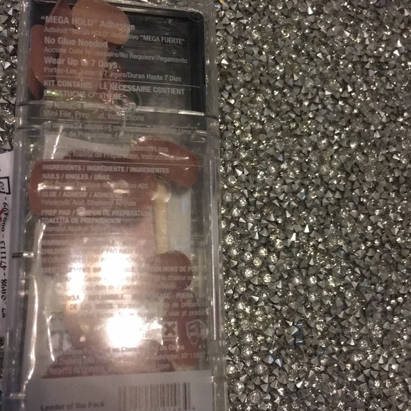 Dashing Diva Magic Press 30 nails no glue needed - Picture 5 of 6